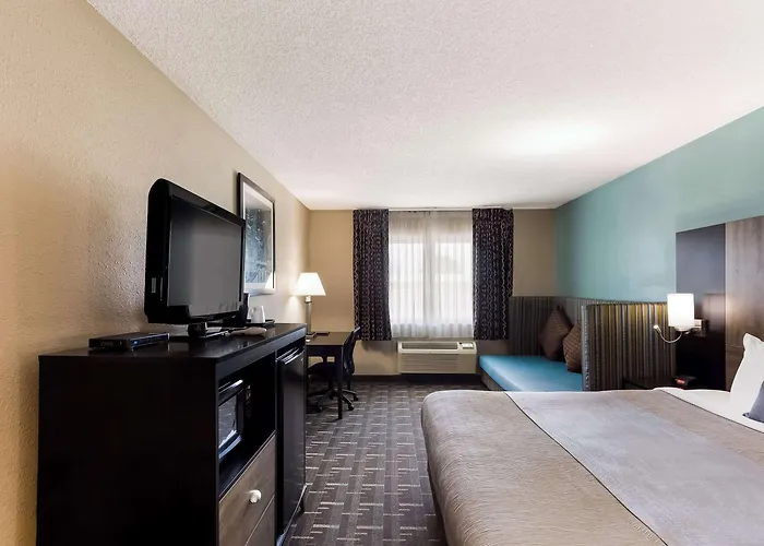 Quality Near Us Highway 34 And I-74 Inn 3*