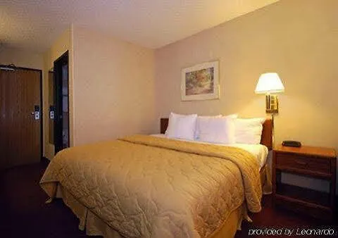 Inn Quality Near Us Highway 34 And I-74 3*